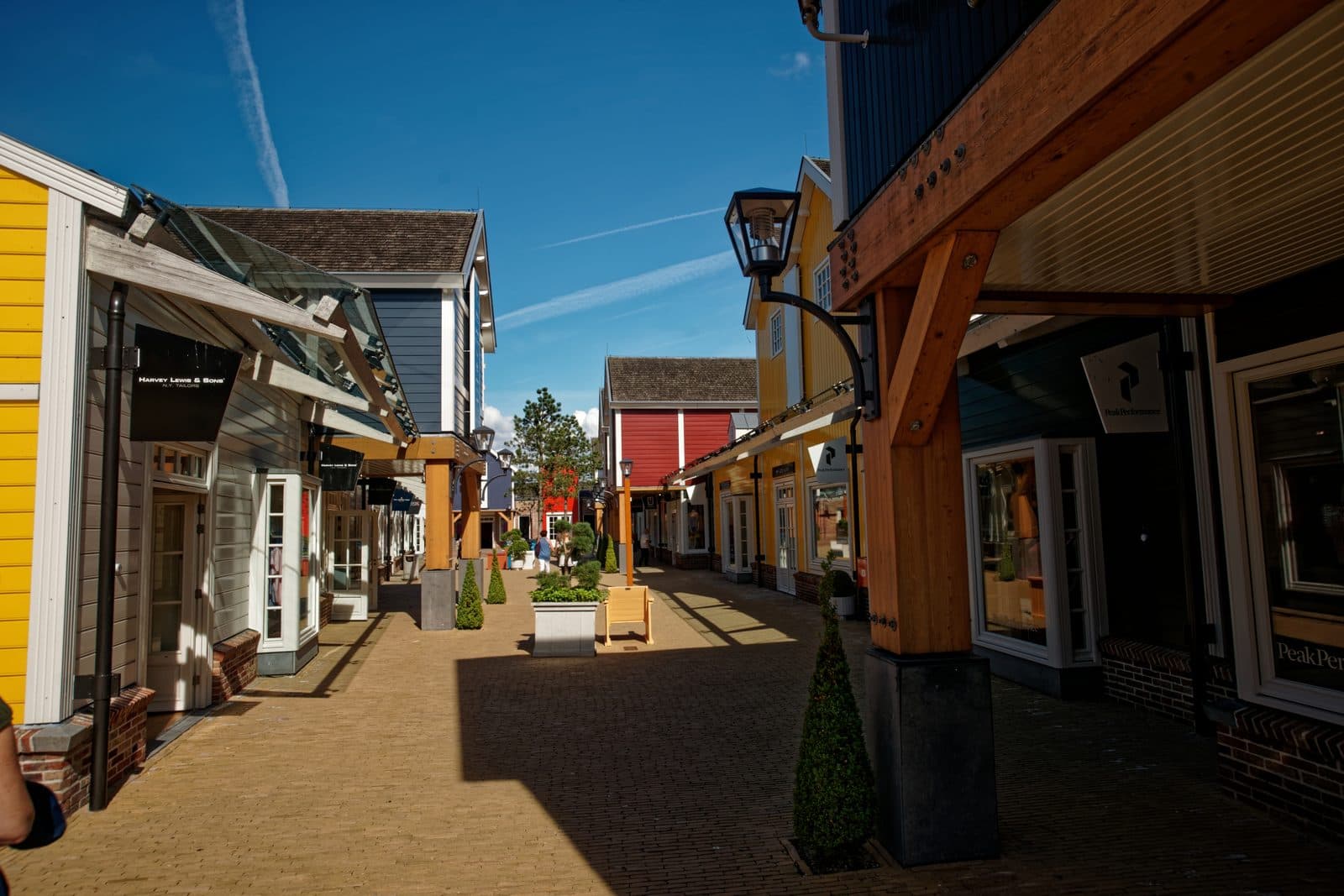 Winkelstraat in Batavia Stad met houten luifels en gekleurde gevels