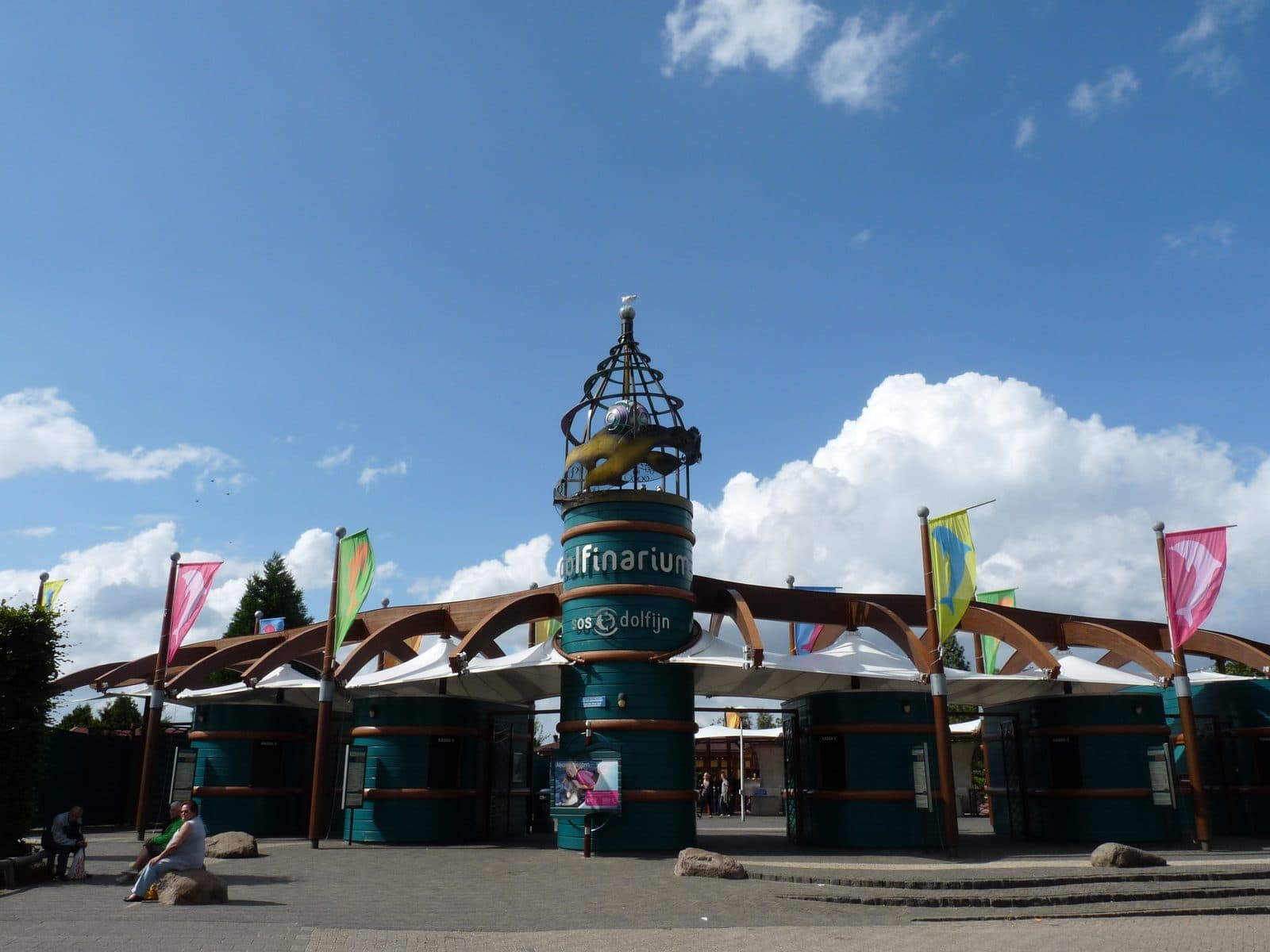 De ingang van het Dolfinarium met de toren en de vlaggen